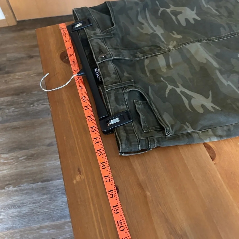 NYDJ Cirves 360 Stretchy Camouflage-Print Tummy-Control Skirt Size 8